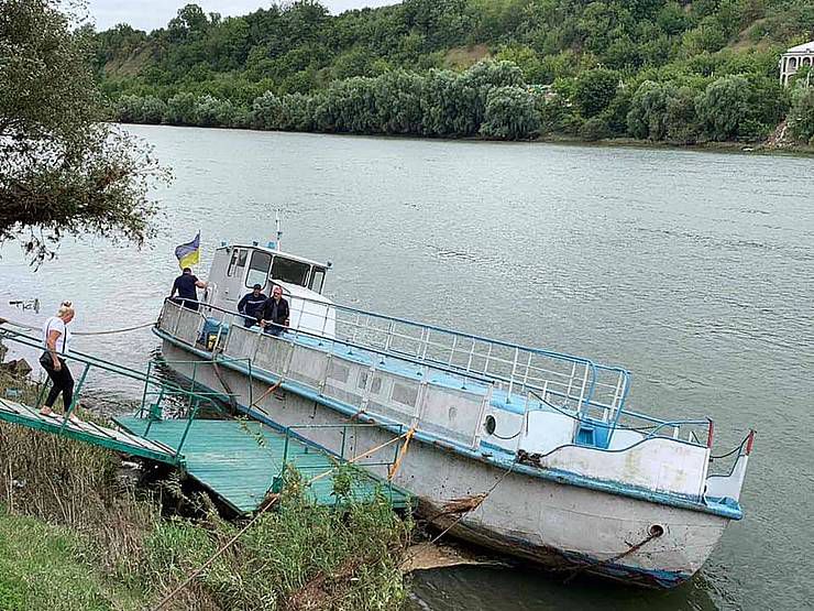 У Дністер витекло дизпаливо з прогулянкового катера